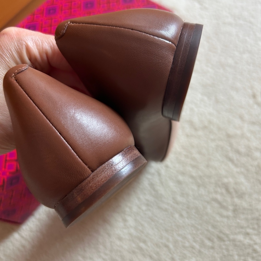 Tory Burch Brown Leather Flats with Gold Logo Plaque size 7.5 - Picture 4 of 9